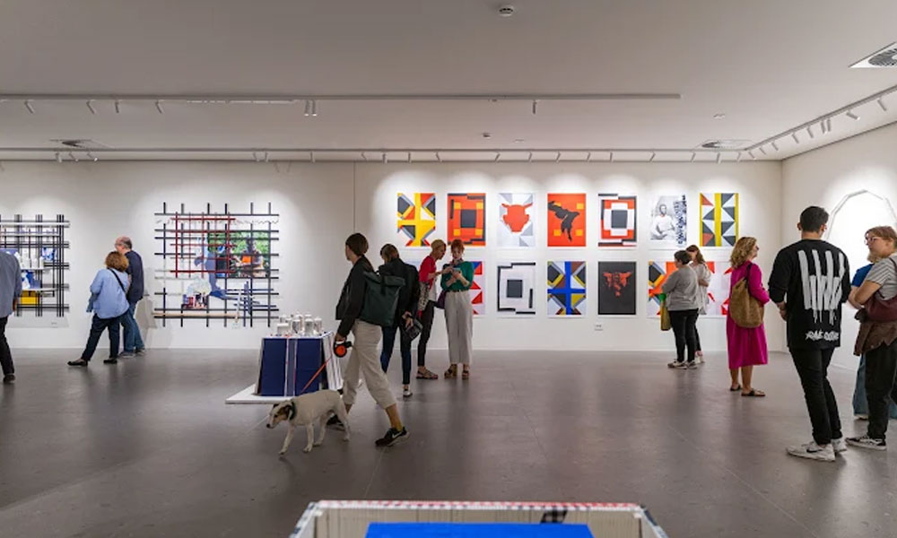GALERIJA DOTS: Vesna Perunović, Metod u ludilu. Gestovi otpora: gradnja, razgradnja, obnavljanje. Kustoskinje izložbe: Mirjana Dušić i Ljuba Jovićević.